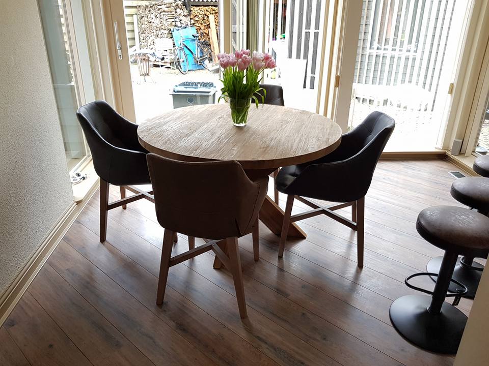 Ronde tafel teak + neba stoel met armleuning