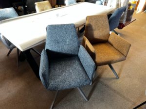 Showroom sale - 6x eetkamerstoel met armleuning en houten poten. 2 kleuren