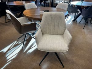 Showroom sale - 4x eetkamerstoel Gio met armleuning en draaiframe. Stof/microleder