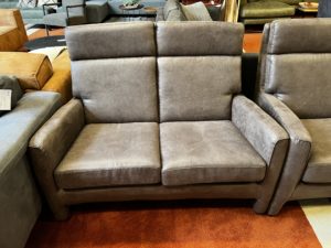Showroom sale - 2 zits bank hoge rugleuning bruine stof